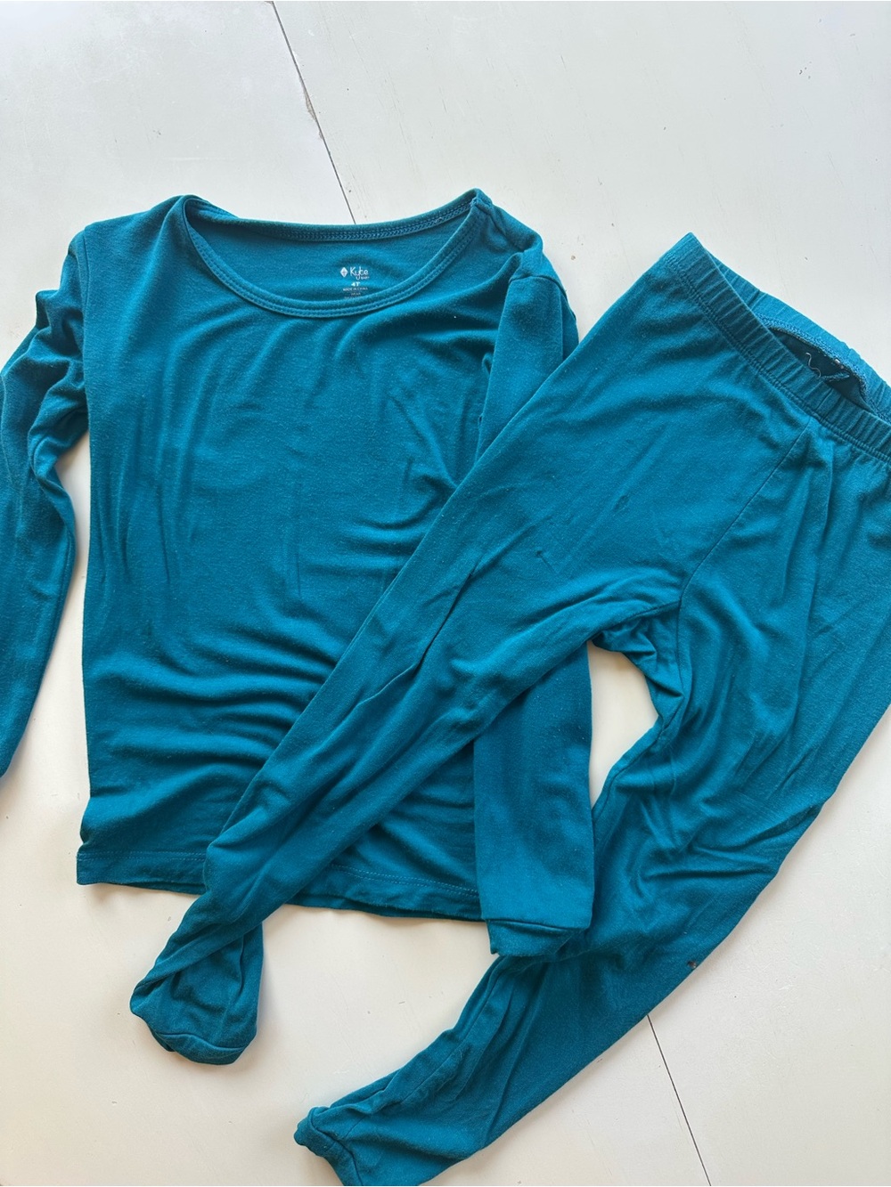 Kyte Baby two piece long sleeve pajamas 
Size 4T